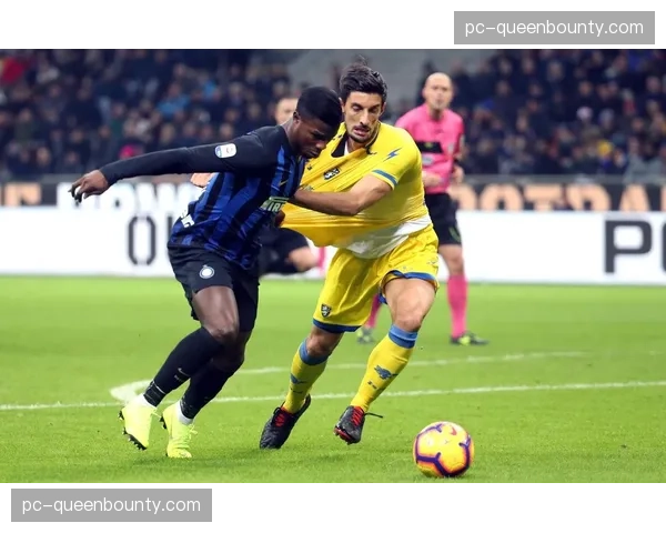 弗罗西诺内门将扑出单刀后，激动捶打草皮鼓舞队友