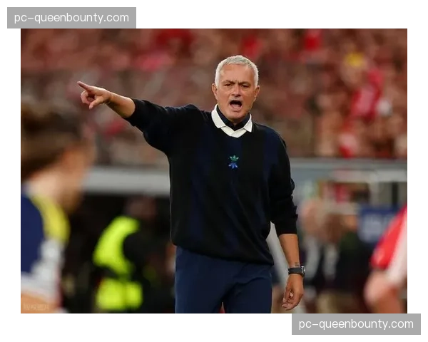 包括穆里尼奥在内的多位意甲教练，在赛前发布会佩戴赞助商麦克风标志引发讨论