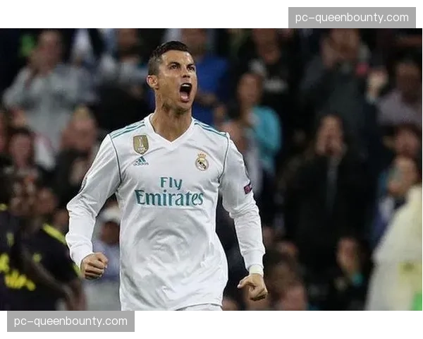 看台一幕：远征的利物浦球迷在伯纳乌齐声高唱“你永不独行”